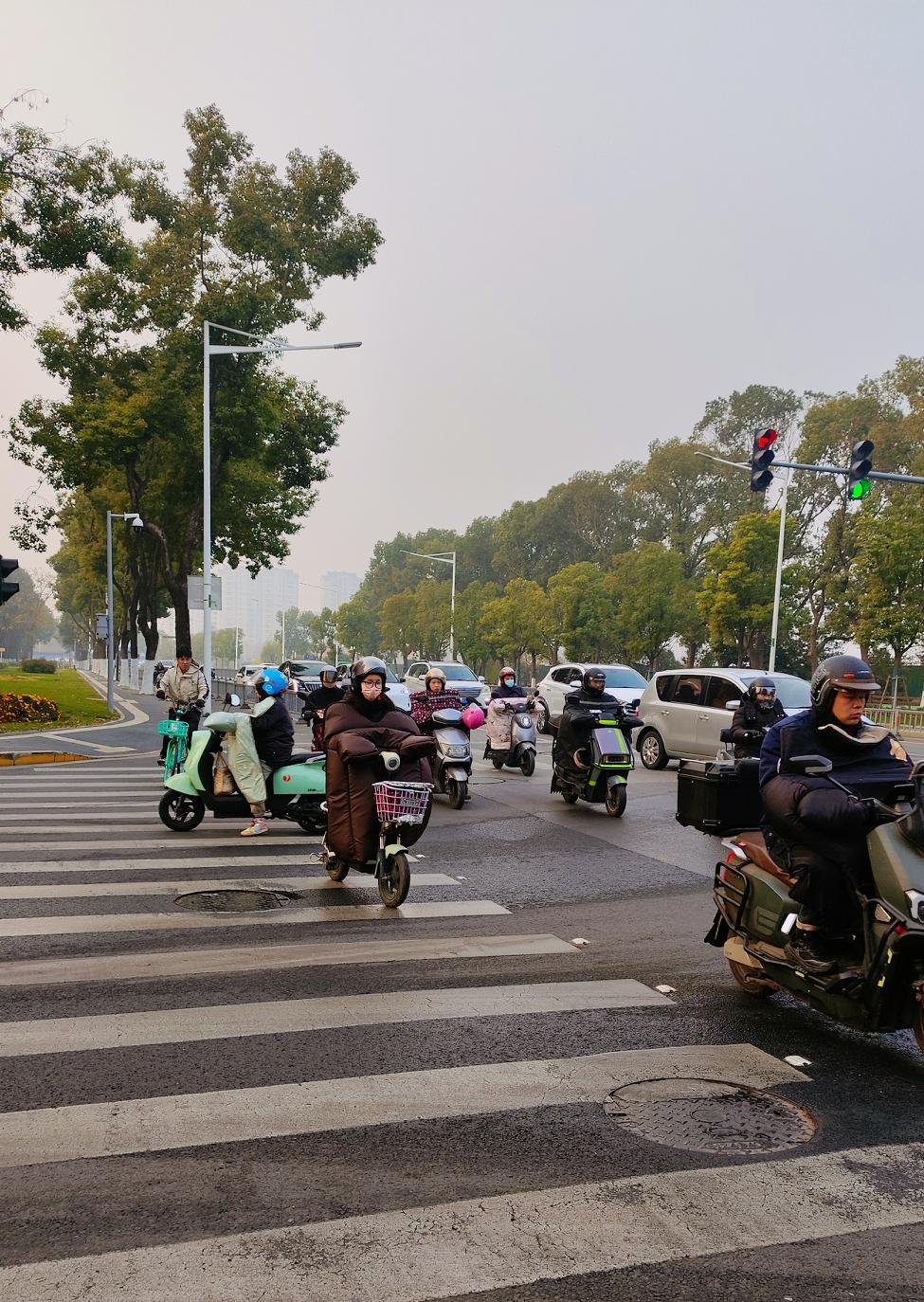 刘震云
生存还是毁灭是是个问题，。对待生命不妨大胆冒险一点，因为你好歹要失去它人