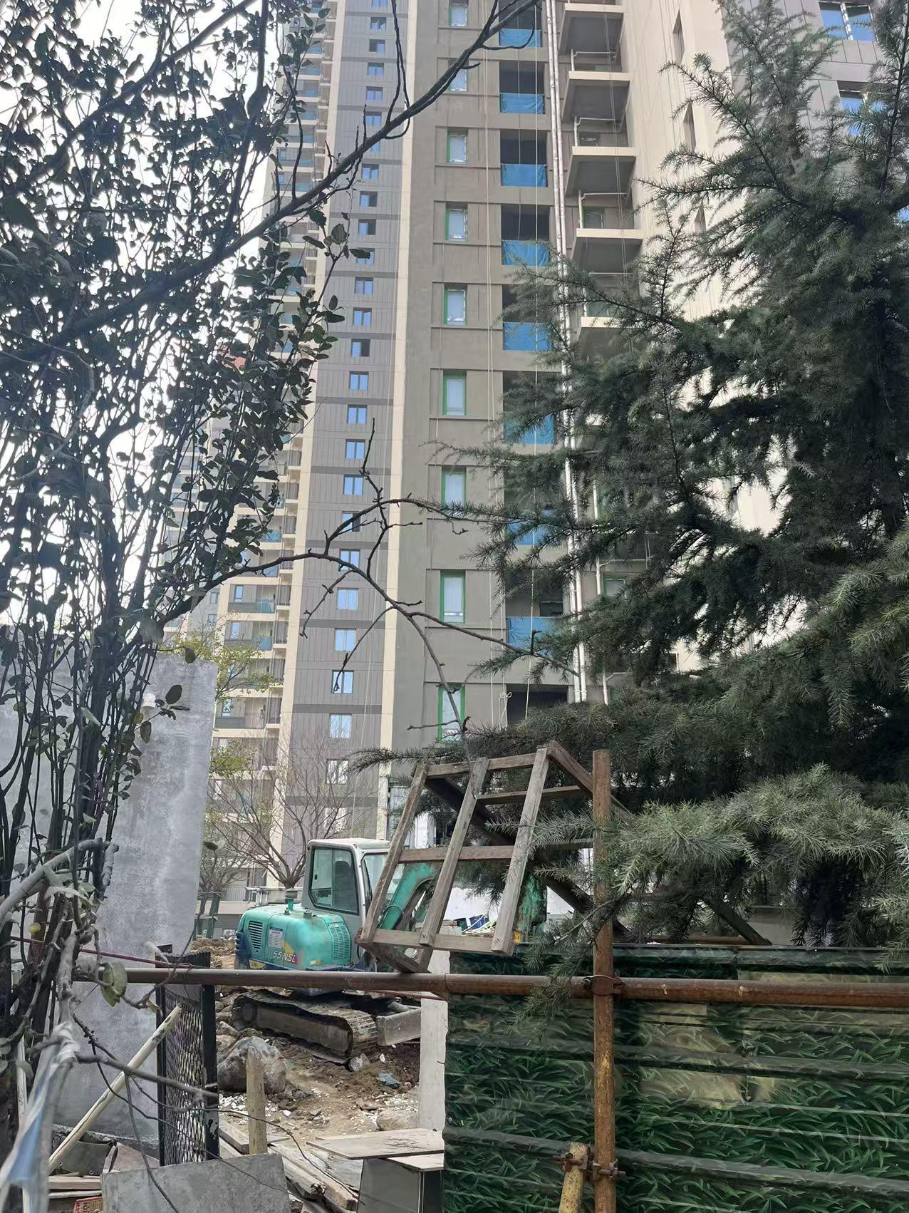 市北福州路西侧的逸安居楼盘，进入第四个年头了，还在艰难去化中。

这个盘，BUG