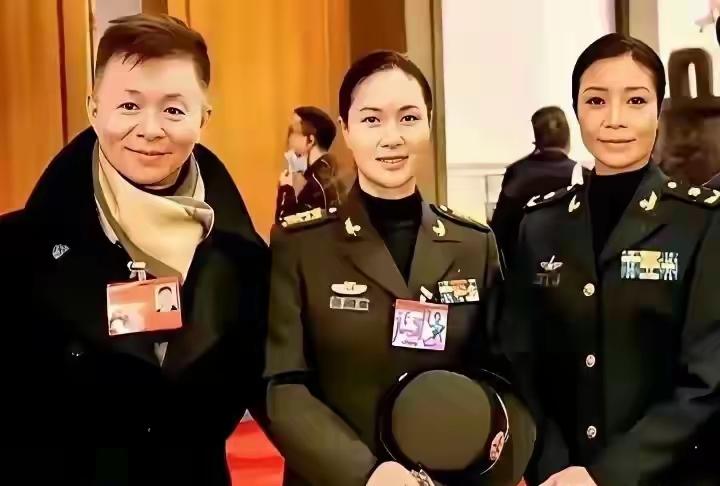 三位歌唱家的合影，认出来的，绝对都是忠实粉丝