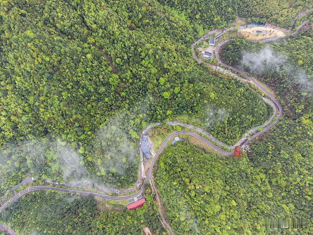 免费打卡竹帘坑瀑布

五府山很小众，以前甚至没有听说过这个地方。来之后才知道，五