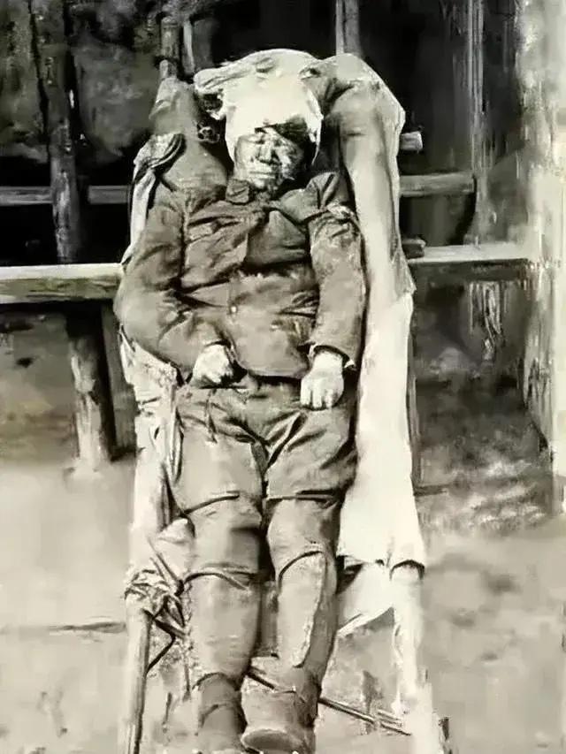 1938年，台儿庄战役时期，滇军旅长陈钟书英勇殉国后的遗容照，镜头中陈钟书躺在简