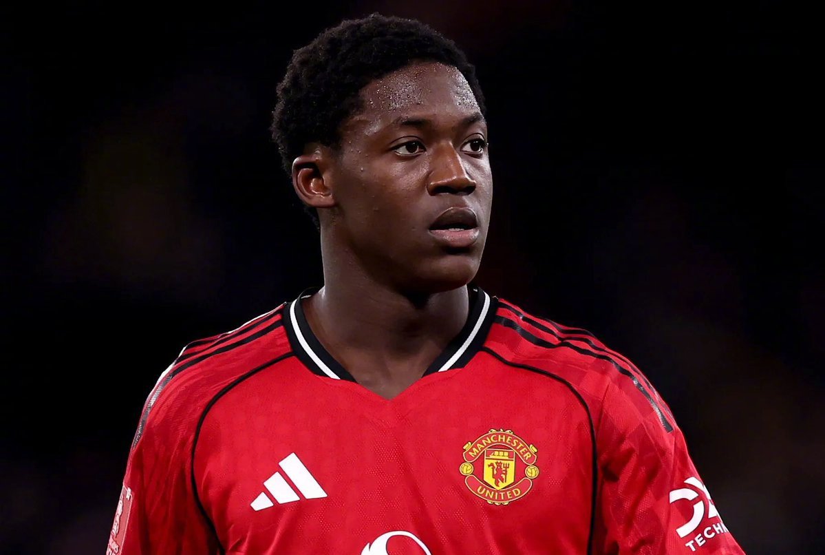 📢 突发：由于轻微伤病，科比·梅努未入选曼联今晚对阵利兹联的大名单。消息源：R