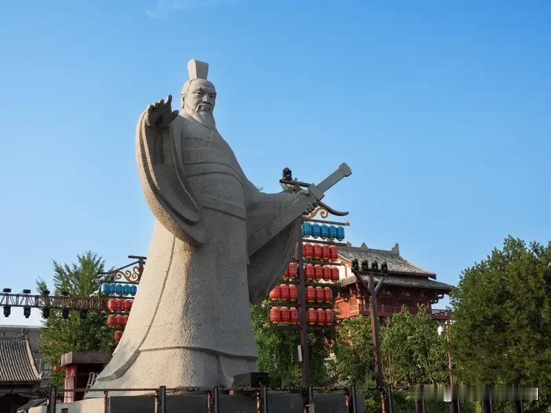 曹操为何如此热衷于亲征? 曹操热衷于亲征，原因有三。一是生存无奈，他创业起点不高