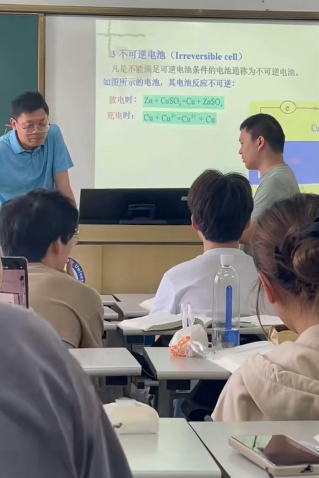 身为教育专家，遇此情形，我们应用爱感化学生，先倾听缘由，而非直接批评。对于自卑或