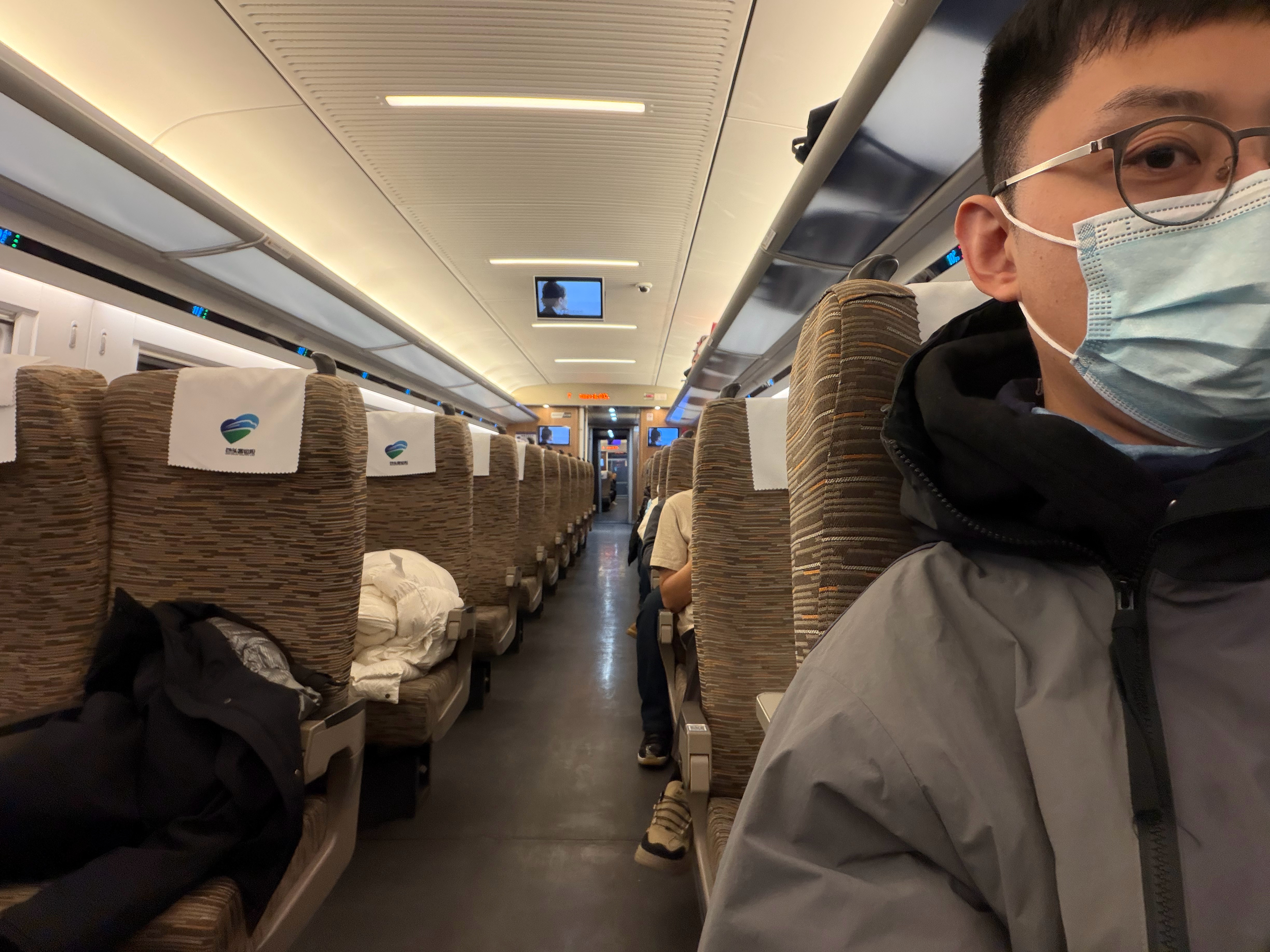 陪媳妇儿坐高铁回趟老家，两个人一来一回火车票要1000多，只为了把换下来的iPh