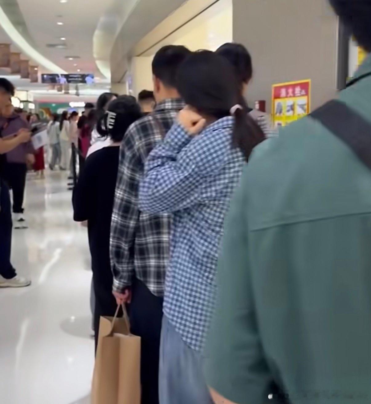 北京一小米门店排队领车厘子刷到北京小米门店排队领车厘子的视频，好家伙，5J品质的