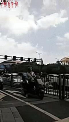 热浪也挡不住责任心！浙江杭州，一名外卖小哥送餐途中突感胸闷头晕，靠着树荫勉强坐下