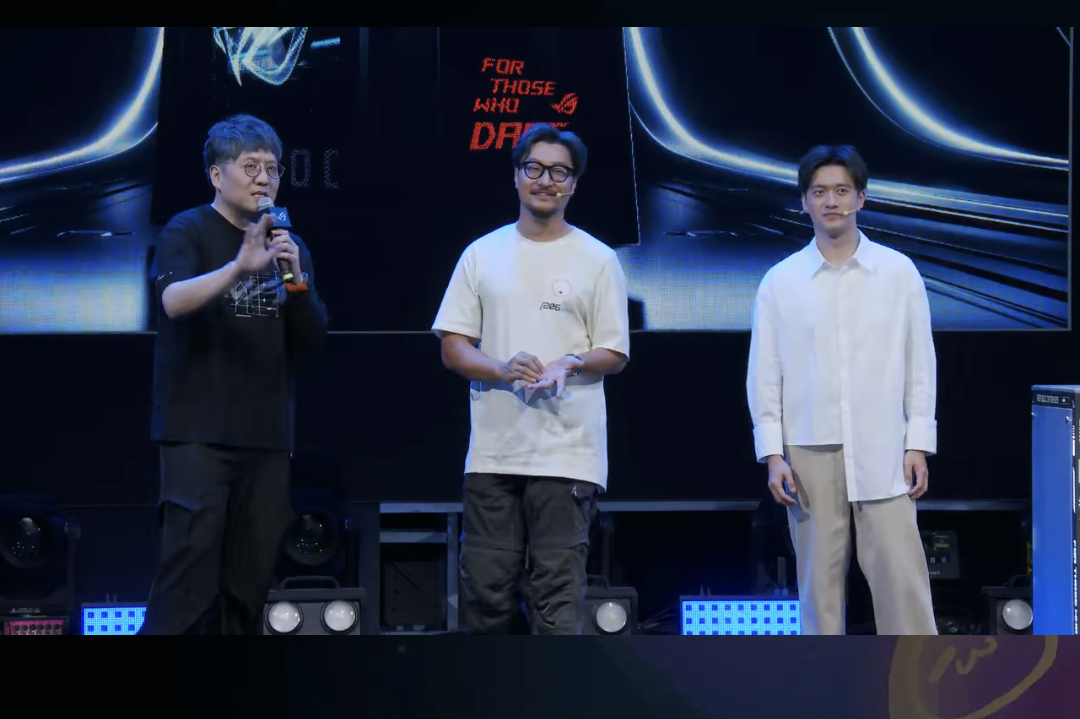 ROG20周年枪神10Plus超竞版系列另有尺寸机型作为补充，搭配枪神10Plu
