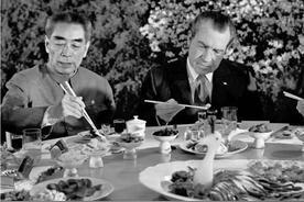1971年，一场国宴落幕后，一只珍贵的九龙杯神秘消失，触发了一场外交风波。然而在