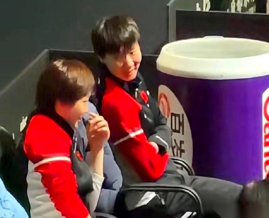 最牛的，不是非要上场赢球。
是明明没你啥事儿，你还能在场边，笑得云淡风轻。
镜头