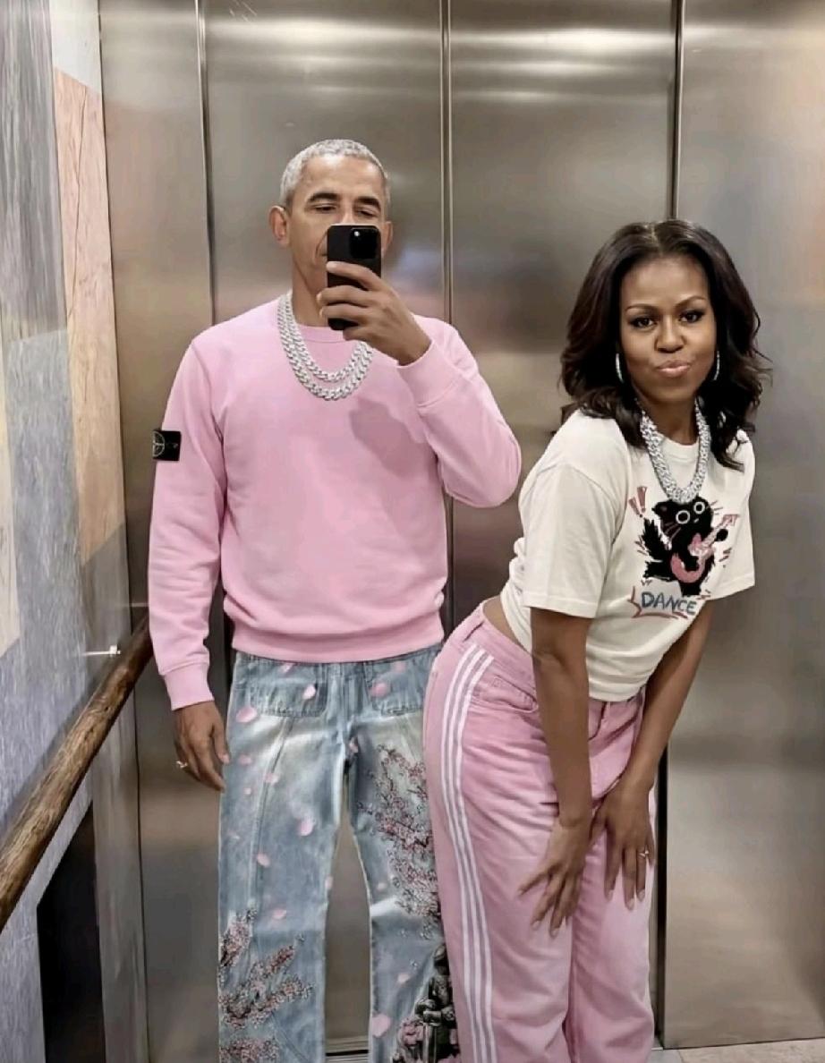 奥巴马夫妇私下真恩爱。
粉色泡泡情侣装，玫瑰花配双人舞。
不愧是退休老干部，把浪