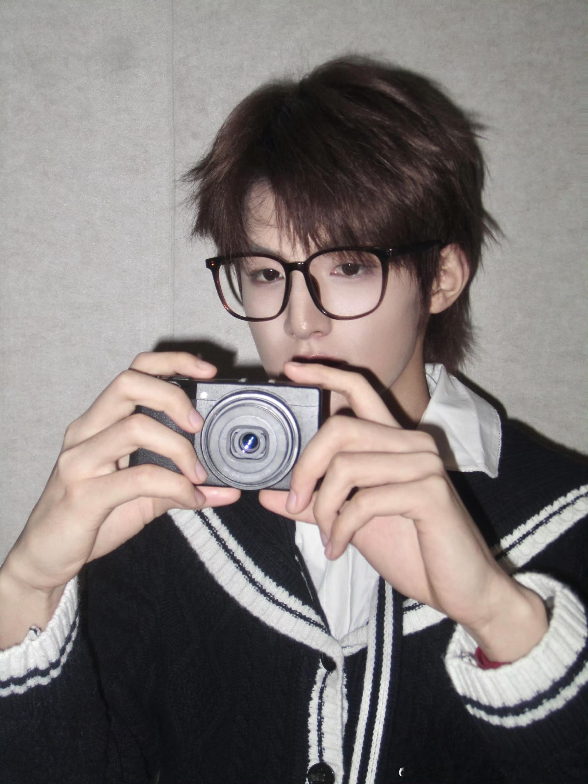 张泽禹哼唱新歌张泽禹好朋友们明天见 张泽禹哼唱新歌，随便哼都很好听！ 