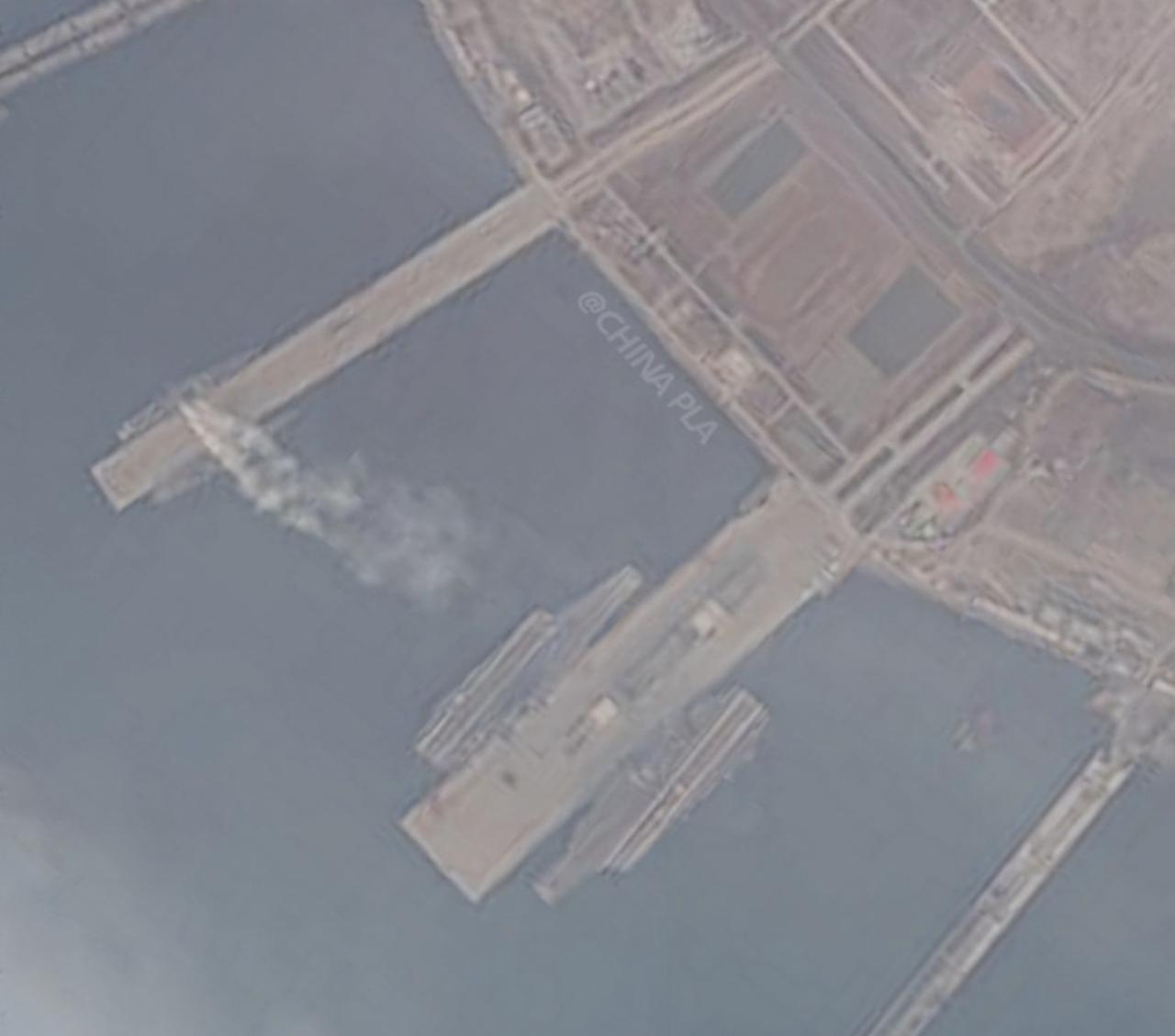 来了，来了！

福建舰和辽宁舰，或将于近期，进行联合演练。

注意看，福建舰上已