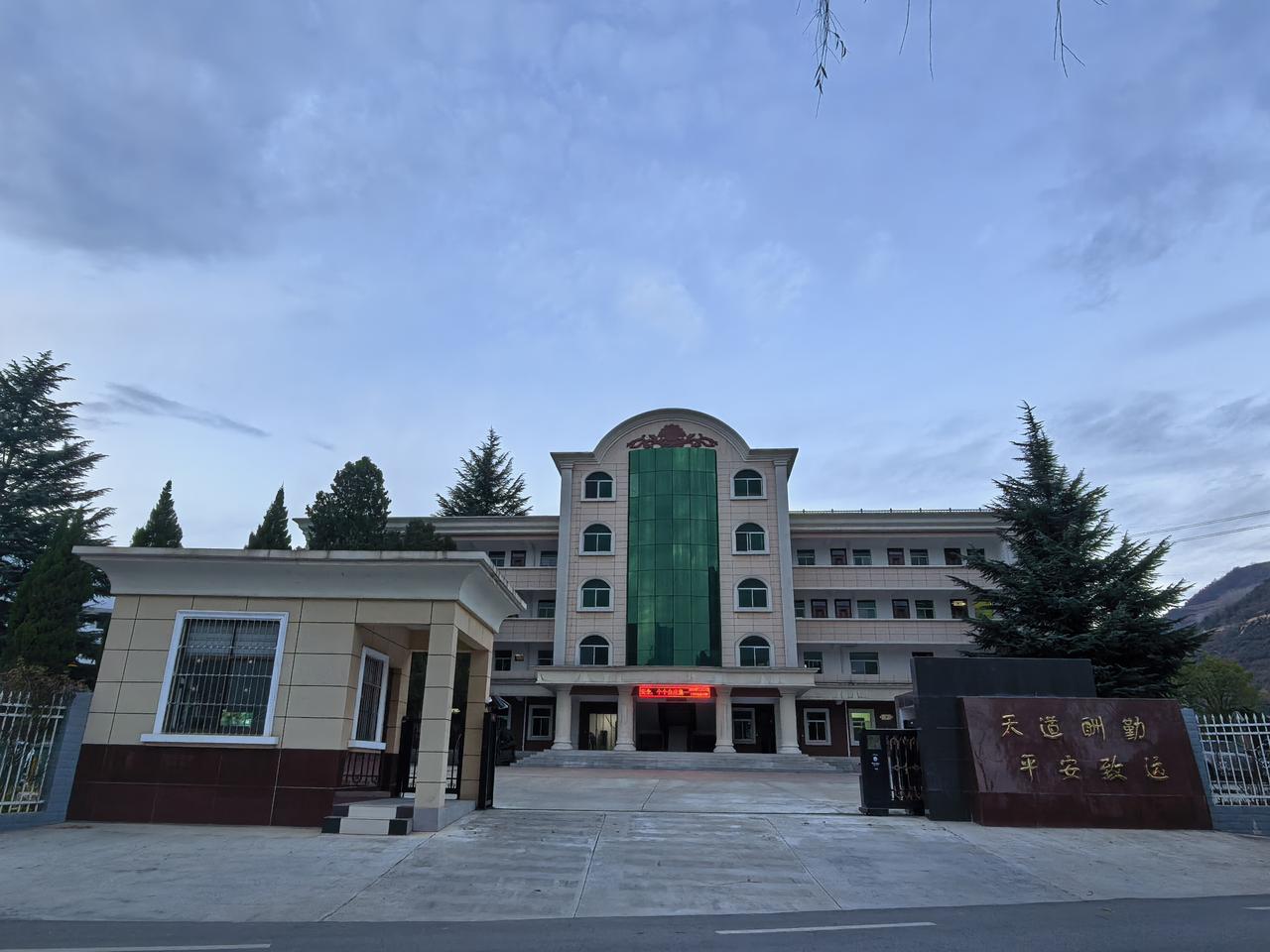 人有一定的经历以后，总是爱回忆过去。

人们惦记最多的当属故乡，因为它留下了儿时