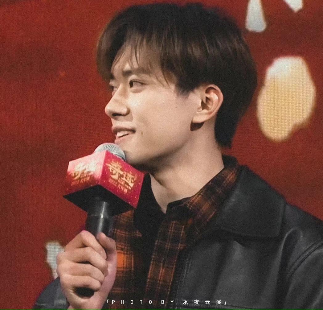 来了来了！
易烊千玺官宣加盟“六公主”新春嘉年华，今天下午3点半直播准时蹲守！这