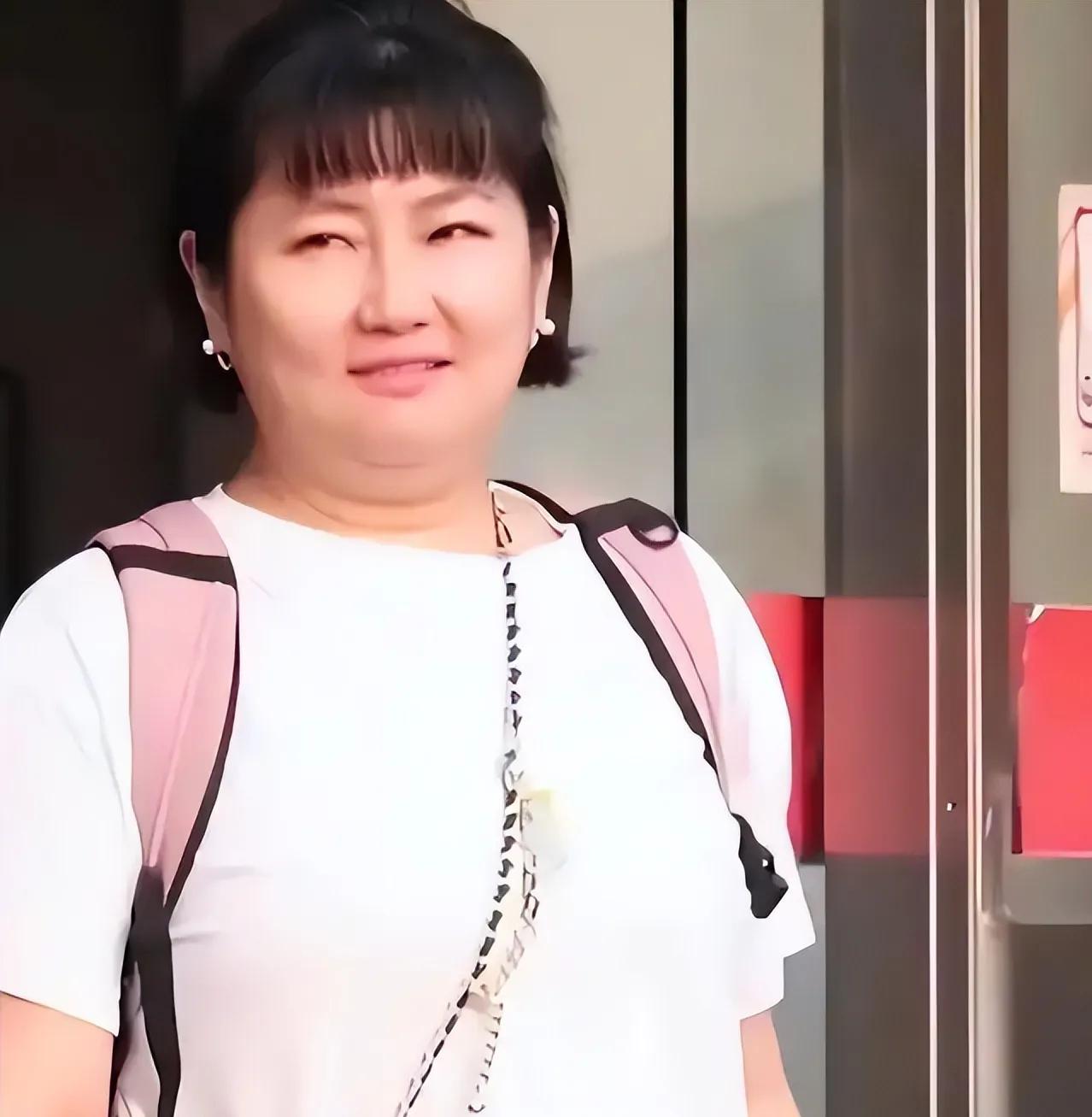 人确实是胖了，
不如原来长相甜美，
不过有儿子，有小7岁的男友
只要自己觉得幸福