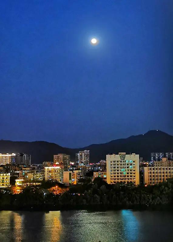 上联：昨夜清风梳绿柳，如何对下联今宵明月照青山。