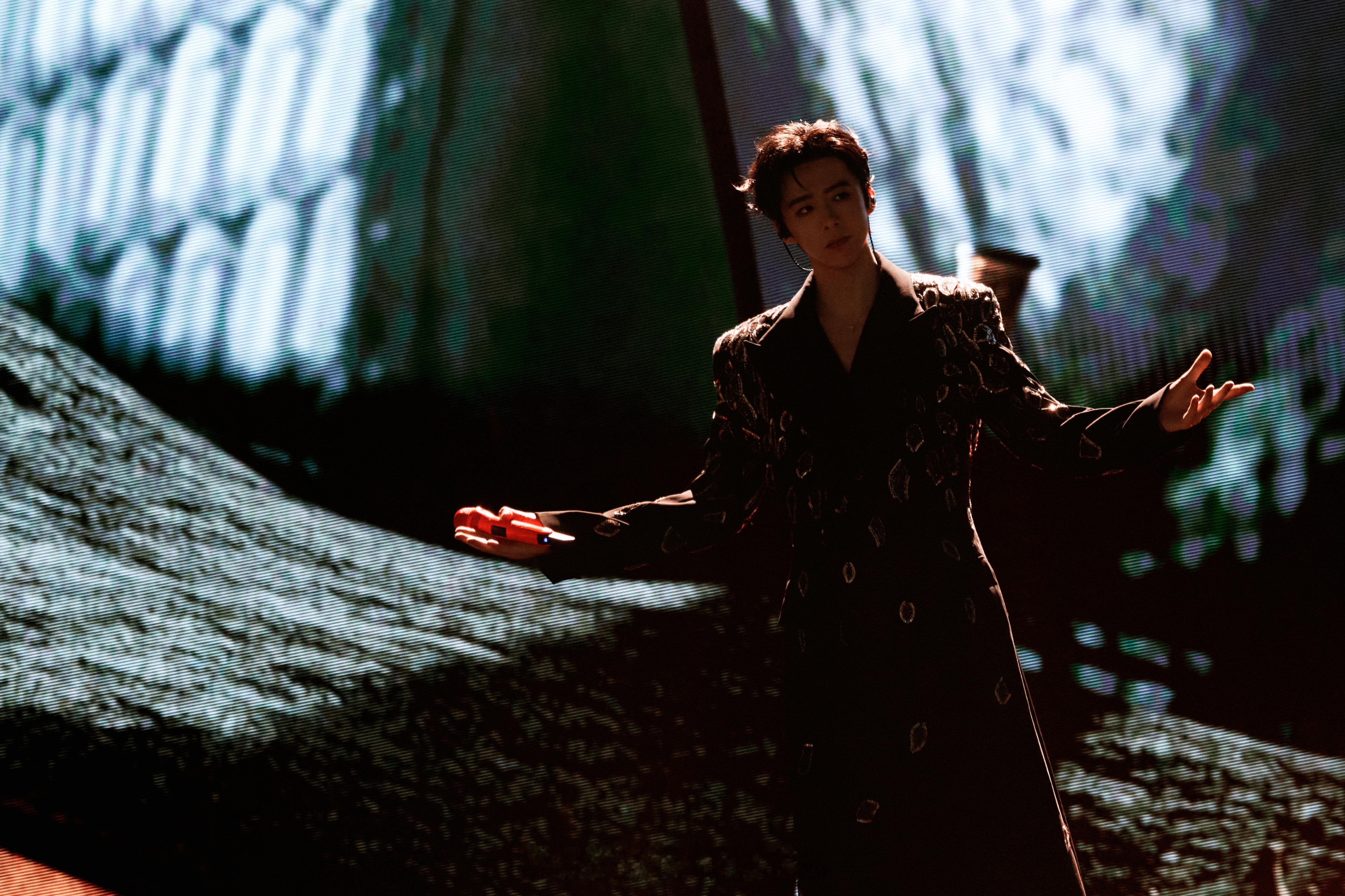 刘宇宁的2025巡演 🐾刘宇宁玫瑰丛生 🐾摩登兄弟 舞台光影裹着松影，黑衫暗