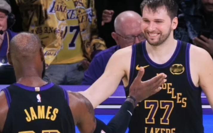 这名记真能挑事情啊，今天湖人在主场135-118大胜快船。赛后著名NBA名记sk