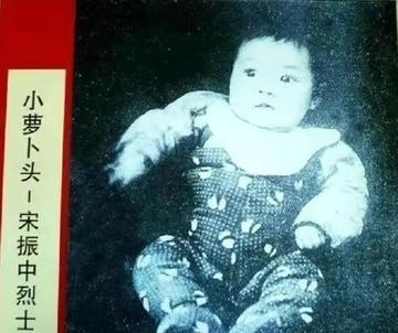 1949年，小萝卜头的遗体，在戴公祠警卫室被挖了出来。谁知，小萝卜头手里紧紧攥着