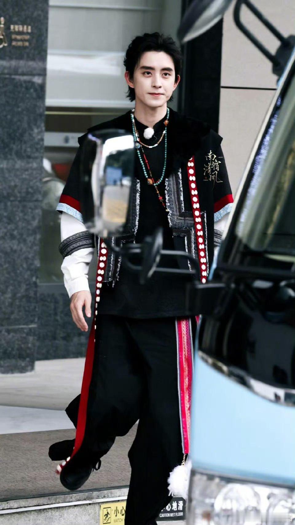 我将逐帧欣赏敖瑞鹏的藏服造型[期待]这个跑男把敖子装扮的好帅[比耶][比耶][比