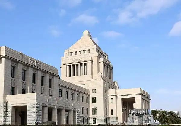 日本政坛这波操作太有看头了！刚成立的新党“中道改革联合”，19号直接甩出政纲，核