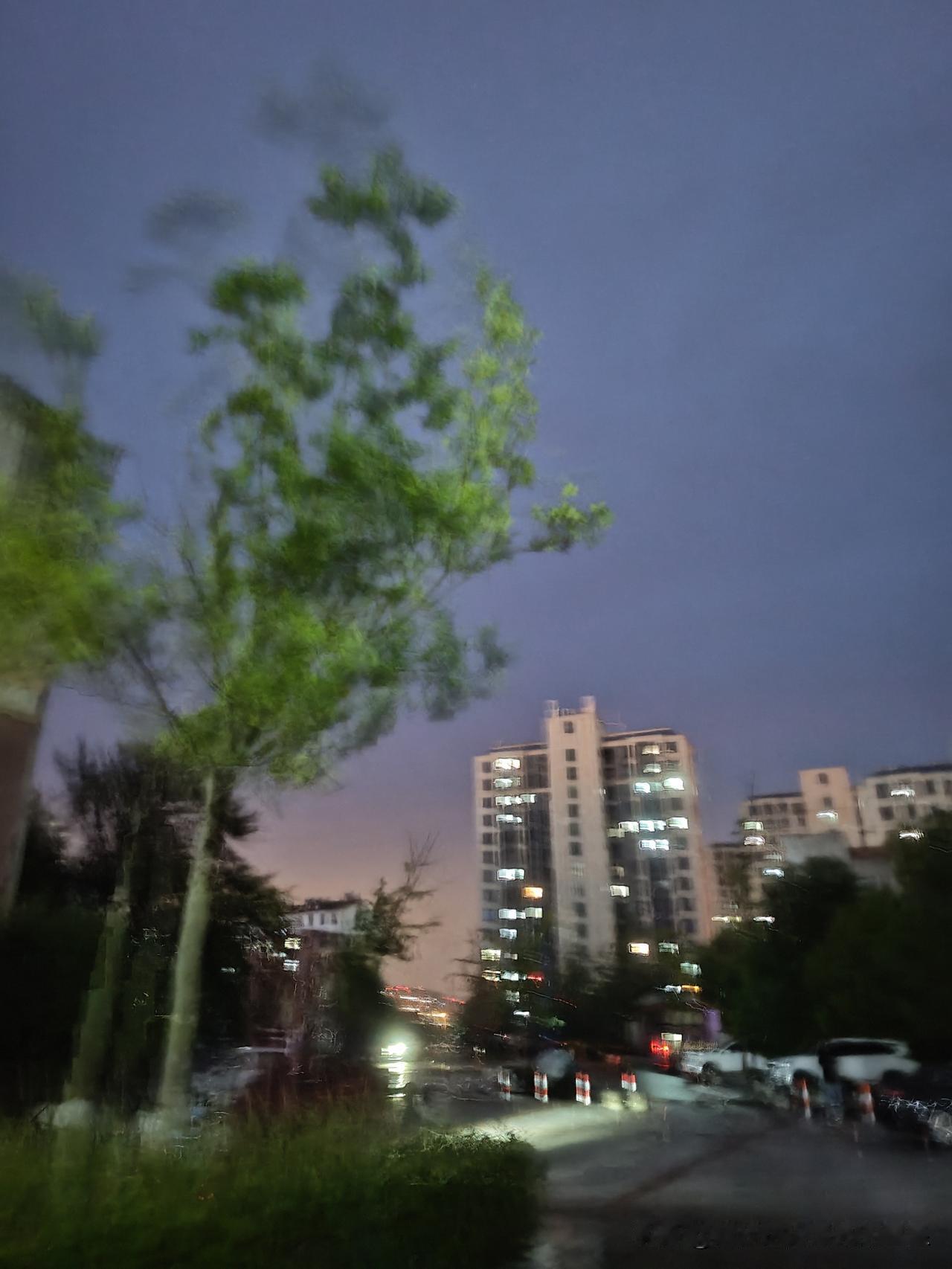 今日的合肥大雨密密麻麻的亲吻着大地，一下就是大半天，到了傍晚天黑漆漆的，雨也收住