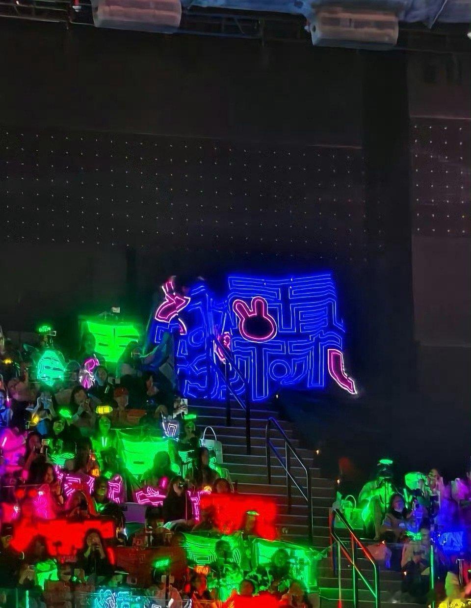 时代少年团演唱会，翔霖好大的灯牌啊！翔霖批好有实力[哇] ​​​