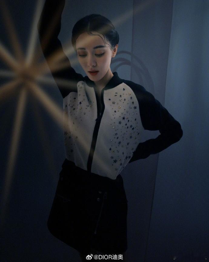 迪丽热巴繁星图案耀眼夺目  迪丽热巴繁星耀目  当热巴遇上繁星图案，就像开启一场