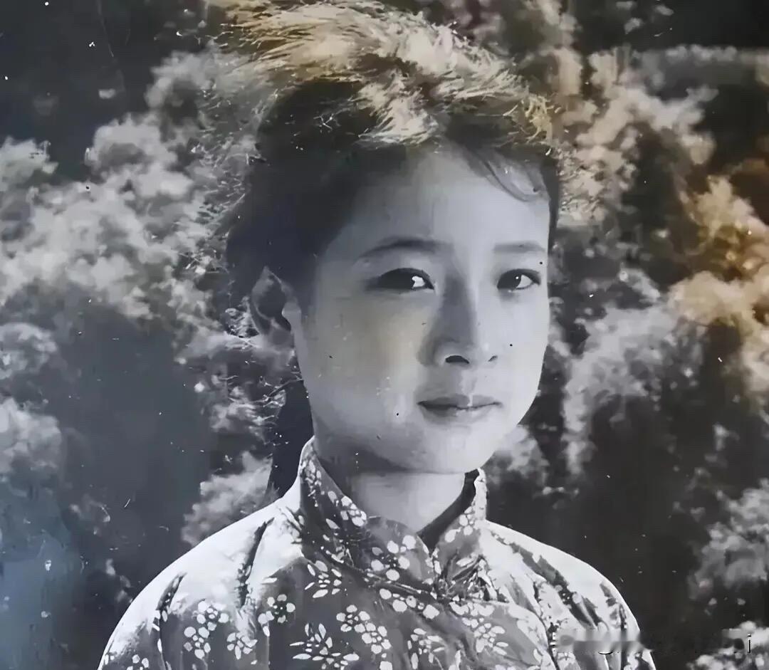 从这个照片来看，她的长相变化不大，让人一眼就认出了她，小时候长得乖巧伶俐，眼神特