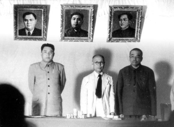 一九五三年七月二十八日，金日成元帅和彭德怀将军 荣膺“朝鲜人民共和国英雄”称号
