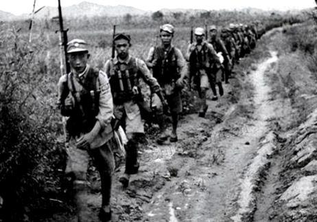 1936年，马家军正欲处决一名年仅十二岁的小红军。谁知少年凛然说道：