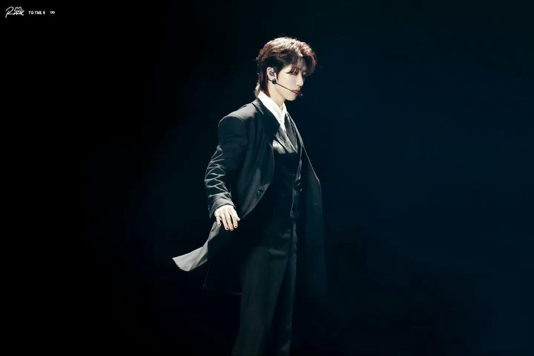 谁来管管徐明浩的幽默感徐明浩这么妙的嘛 粉丝问衣服里有内搭吗？徐明浩淡淡一句：“