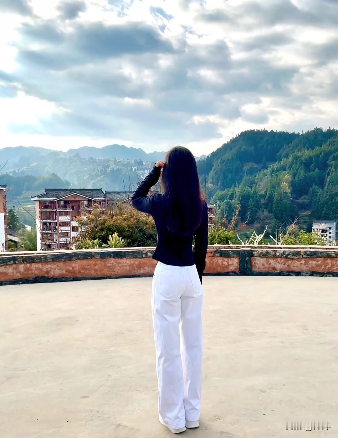 云卷云舒
 
“云卷云舒”出自经典名句“看庭前花开花落，望天上云卷云舒”，形容云