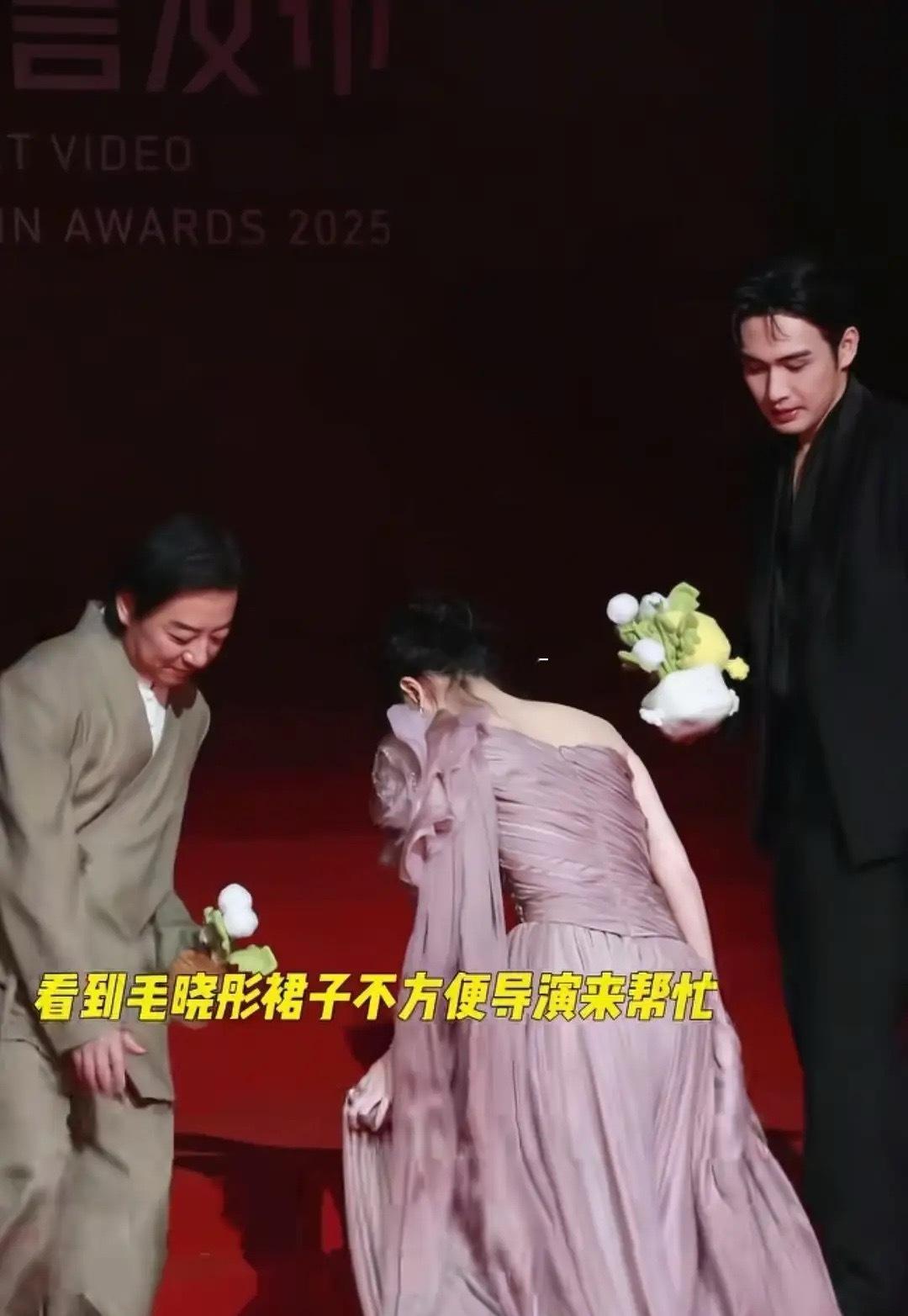 张彬彬帮毛晓彤提裙子被打手毛晓彤和张彬彬走红毯。在上台阶的时候身穿的拖地长裙不方