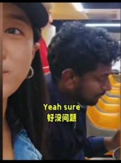 这个女子嫁了印度人。
居然觉得阿三用手抓饭吃是个好习惯。她不但用手抓饭吃，还要大