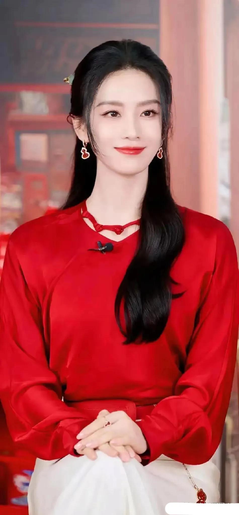 刘诗诗一袭红裙，显得好美好喜庆，又美又仙。
