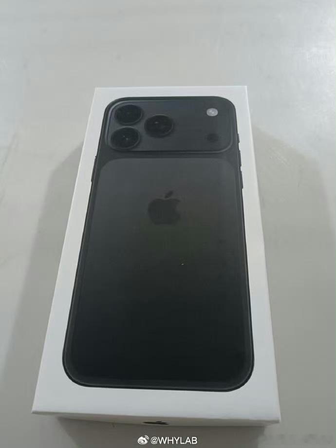 海外网友曝出了在深圳进行跌落测试的 iPhone 17 Pro 真机，打假了之前
