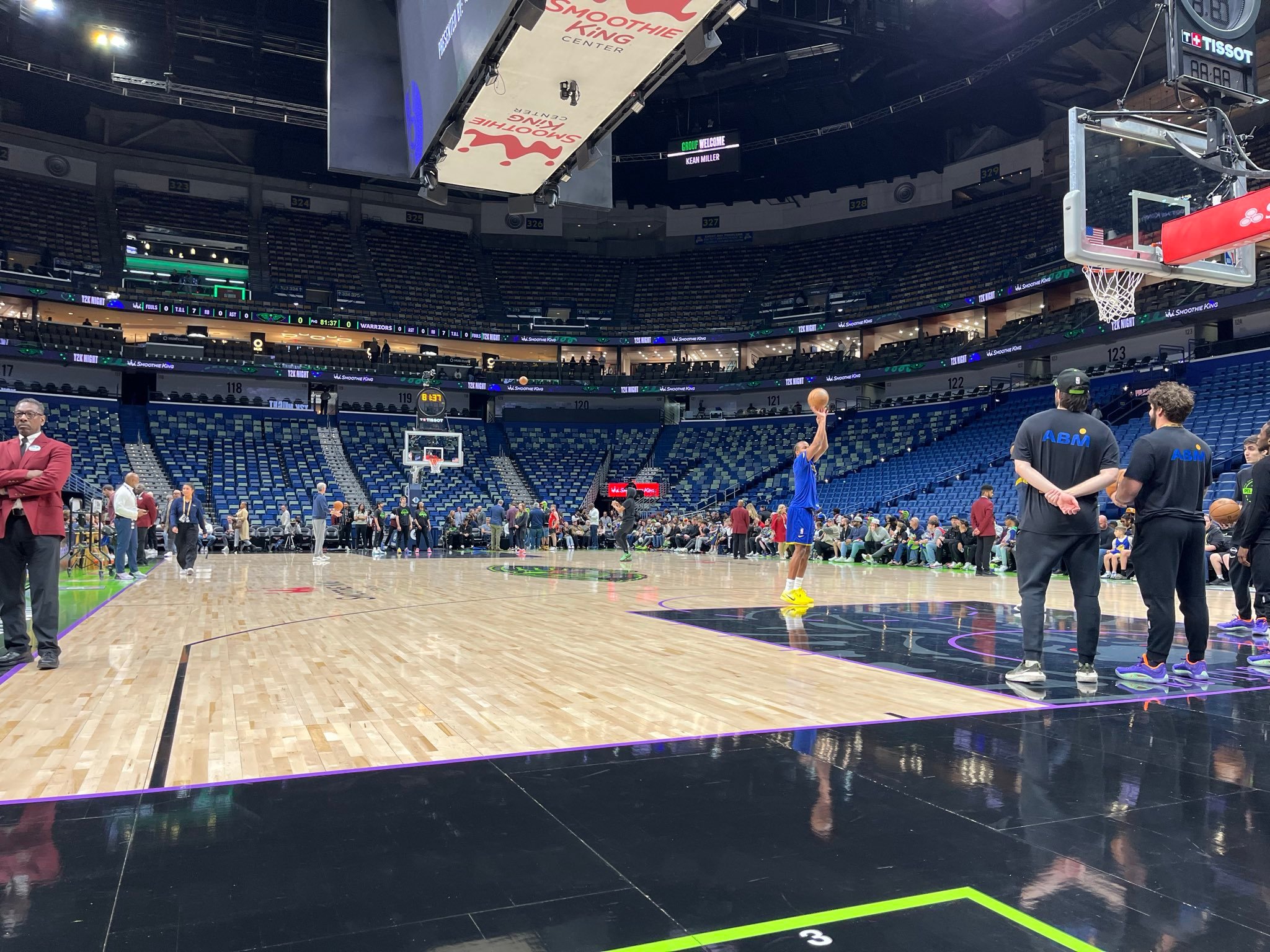 在斯蒂芬·库里没有随队出征的情况下，客场球迷对赛前热身的关注度看起来确实有些不一