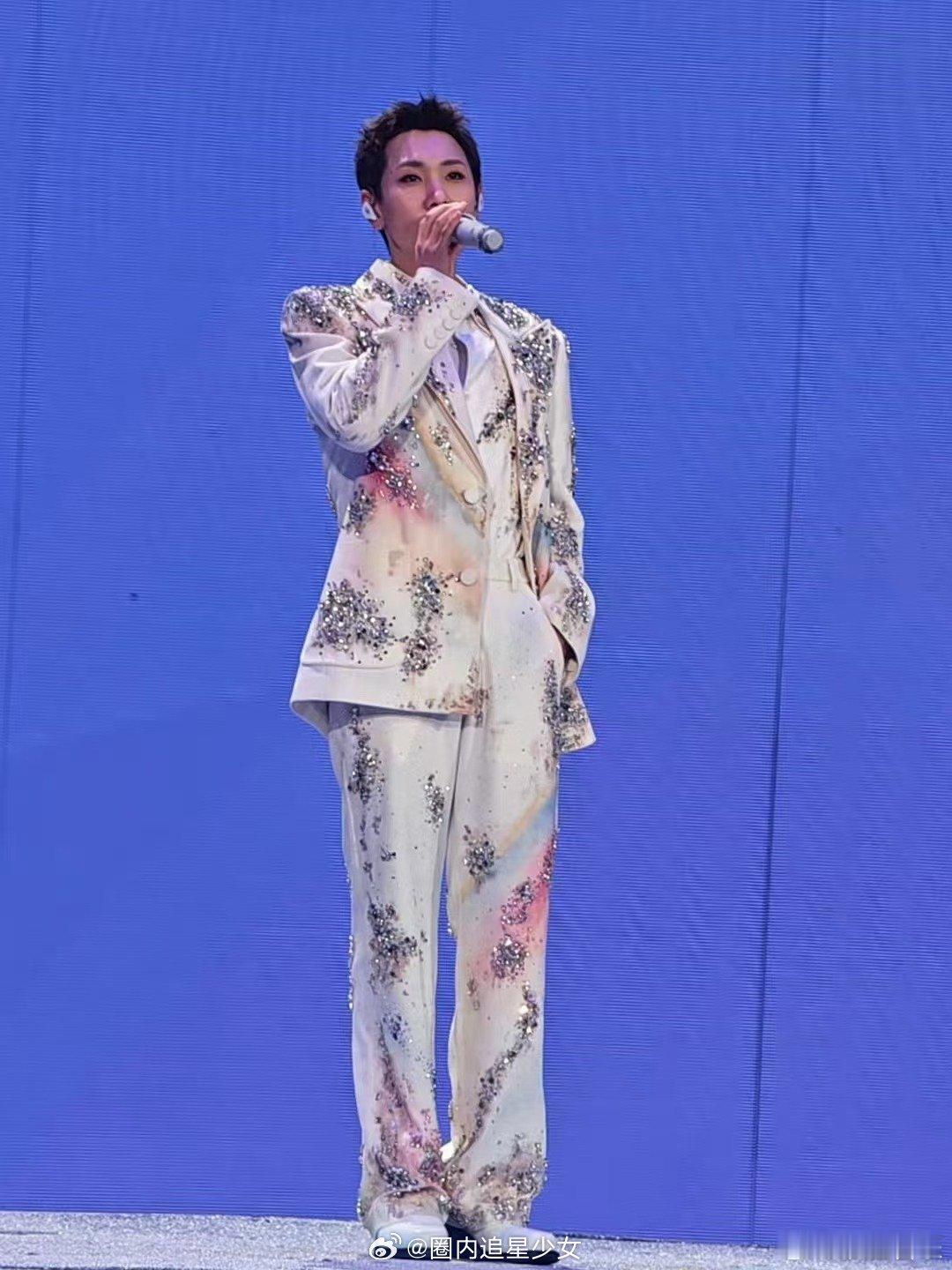 汪苏泷演唱会香港场上座率 赴约的人都来了！汪苏泷香港演唱会上座率喜人，场馆内人头