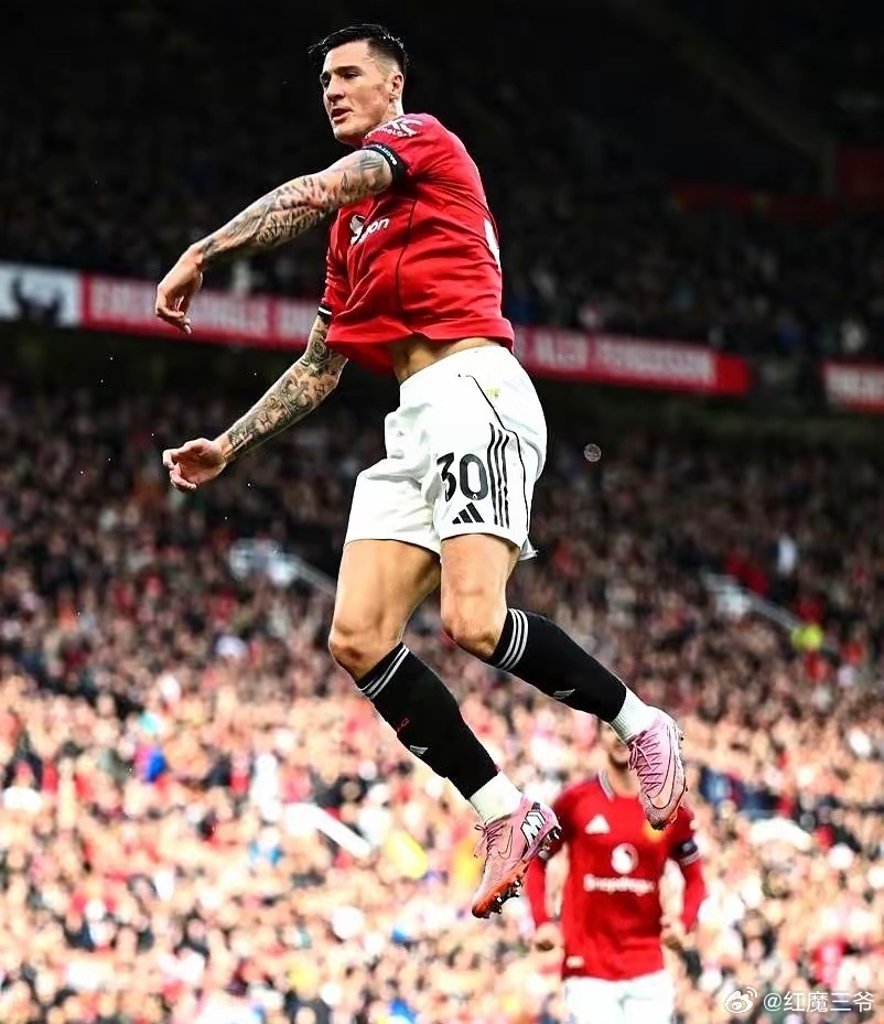 曼联  曼联本年度大幅增加投入，战术体系历经多次调整，其赛场表现宛如一场精彩纷呈