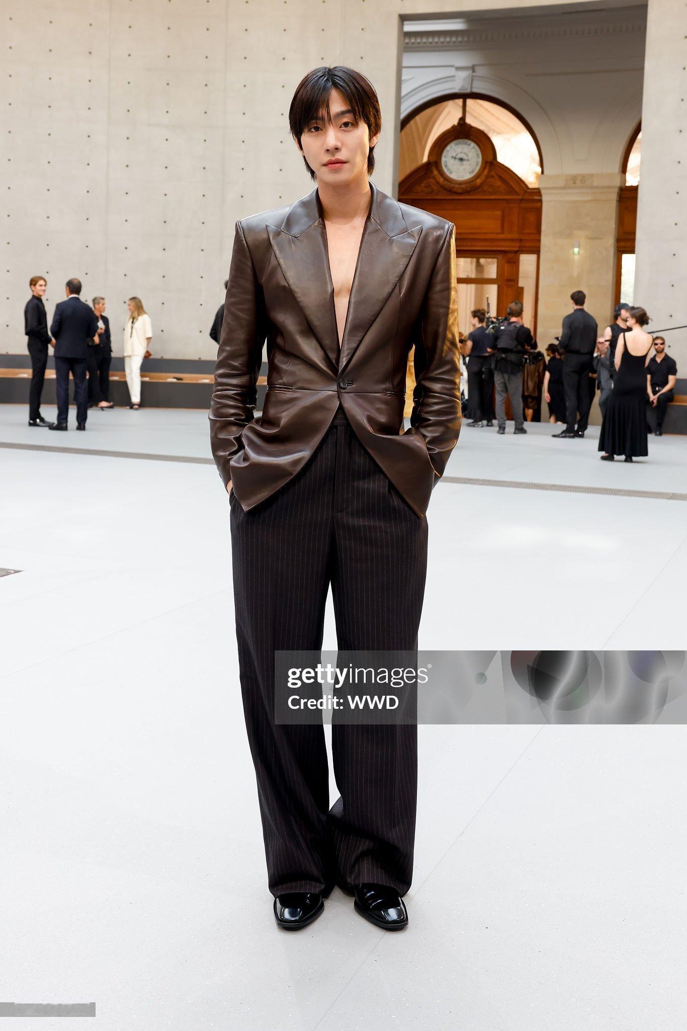巴黎男装周男装周 安孝燮 & YSL 2027夏季男装秀，场外生图 