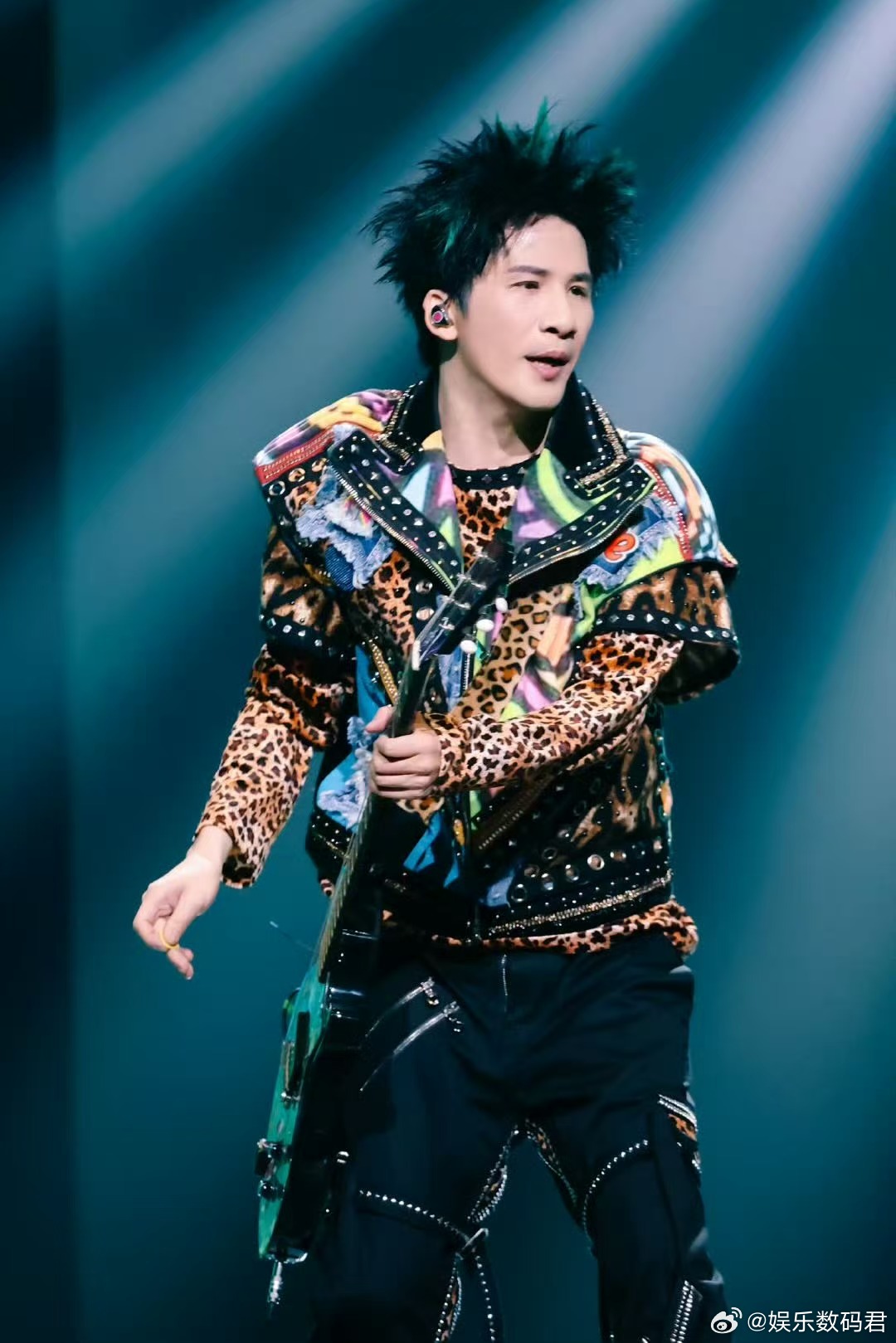 大张伟把巴士变成巡演现场 大张伟和各位音乐人们在爵士巴士玩的不亦乐乎，现场氛围嗨
