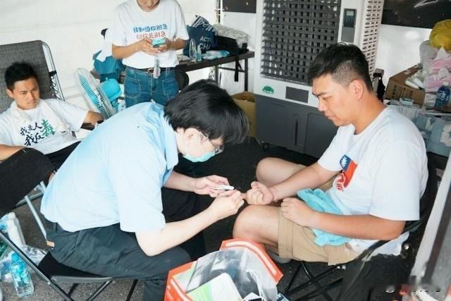 这也太荒唐了！在台湾地区“反毒油”活动中，一名医师只因为给蓝营绝食青年量过血压血