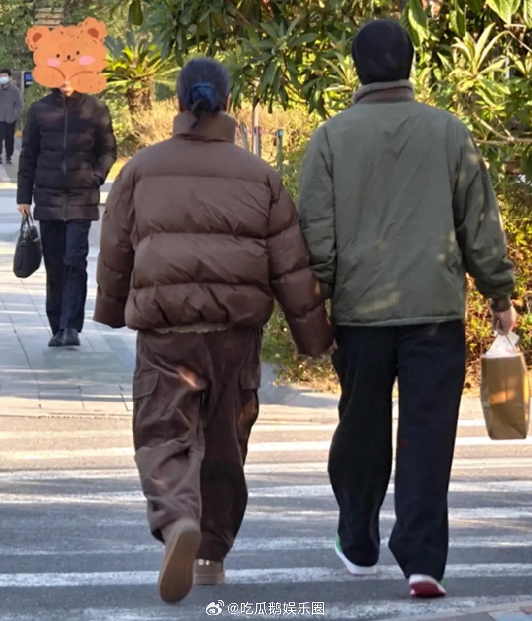 偶遇朱丹夫妇，周一围拎着早餐不忘和老婆牵手，杭州买两套大平层！ 