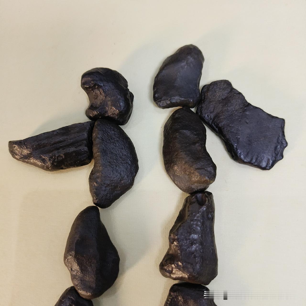 陨石，神秘而又价值不菲！德国有位男子在自家花园发现了一块重达8磅的陨石，价值高达