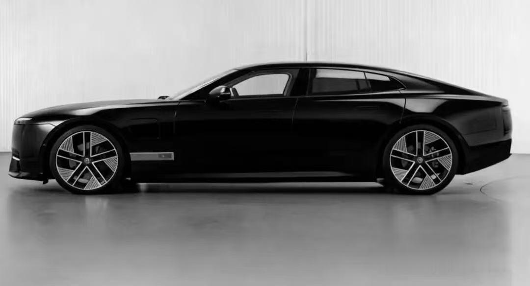 捷豹Type 00量产版？全黑很帅啊，匪帮大哥的感觉。汽场全开