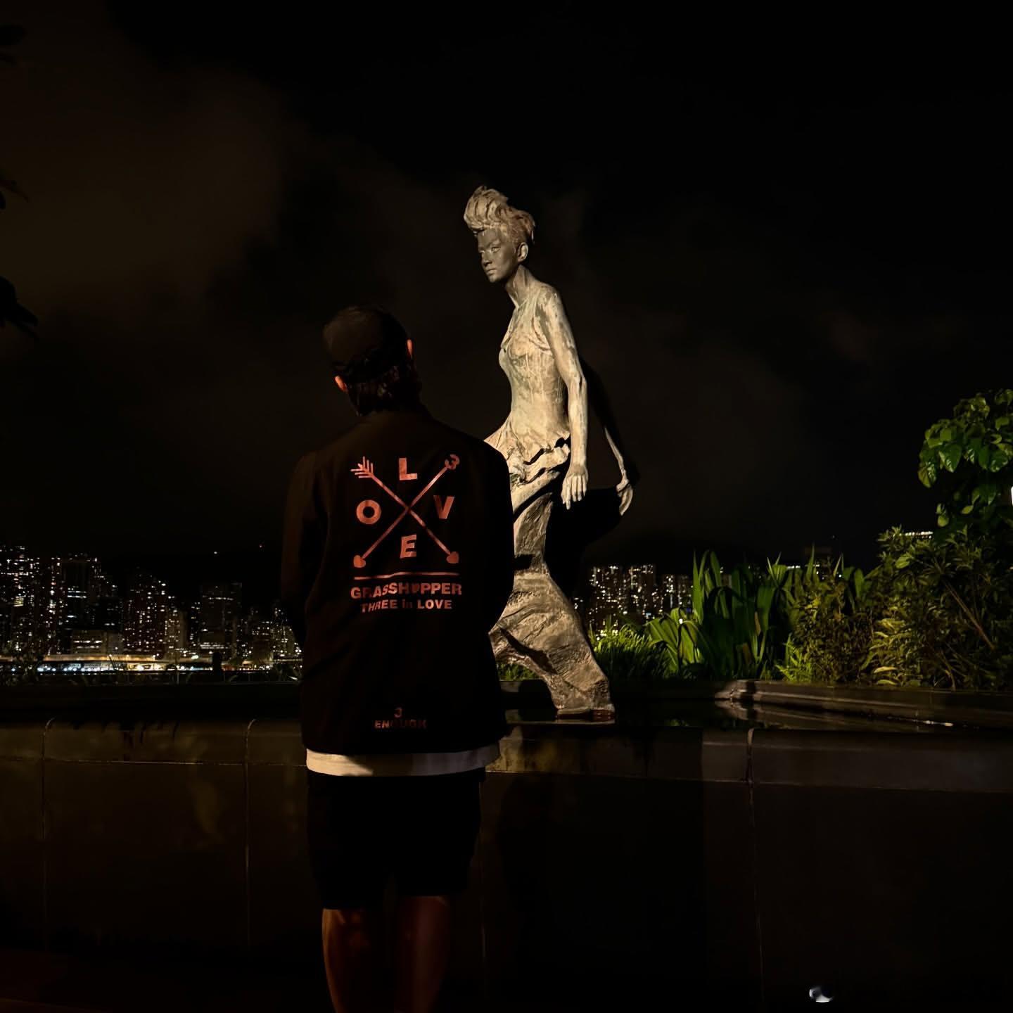 陈奕迅去了星光大道跟梅艳芳铜像说话。🥹 