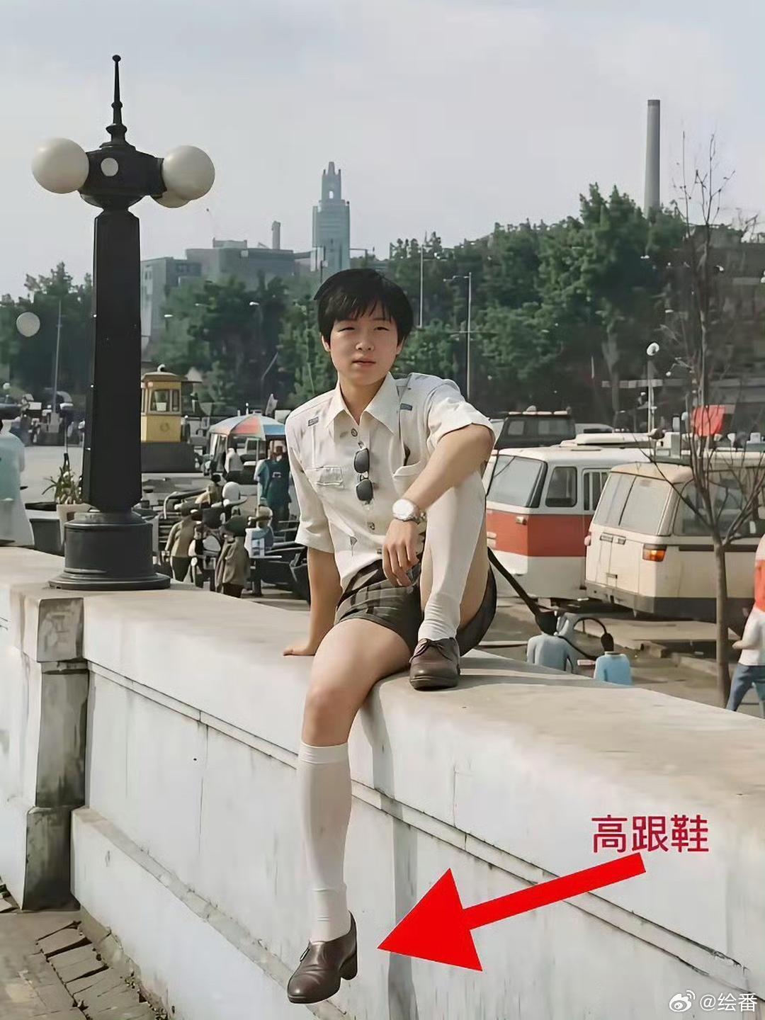 以前的男人真敢穿！现在都保守起来了！ 