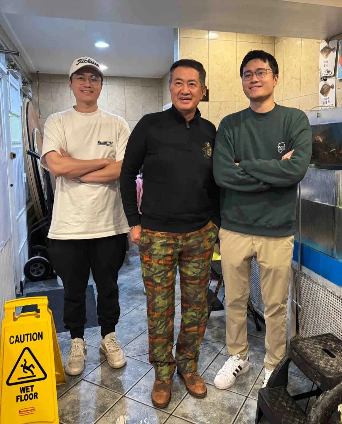 香港金牌司仪一家在加拿大，双胞胎儿子罕露面，高大帅气太像爸！
近日，某网友在个人